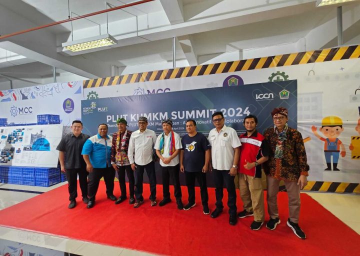 Foto Bersama Founder Atha Express Group dengan Menteri Koperasi dan UKM Bpk Teten Masduki